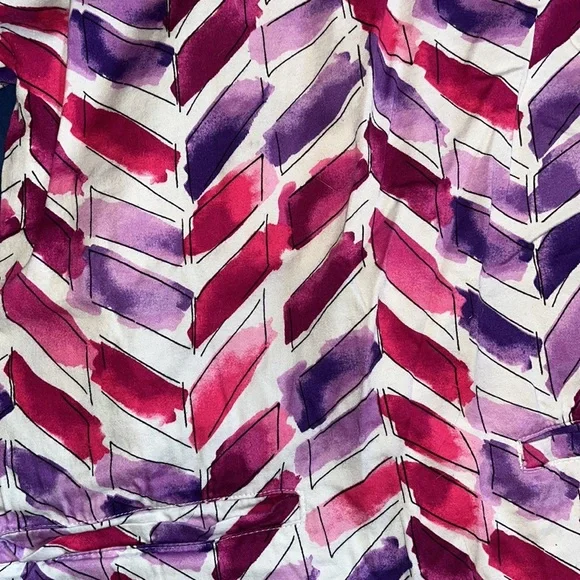 SCRUB TOP WOTH TWO FRONT POCKETS — PINK/PURPLE/WHITE— XS - Picture 3 of 4